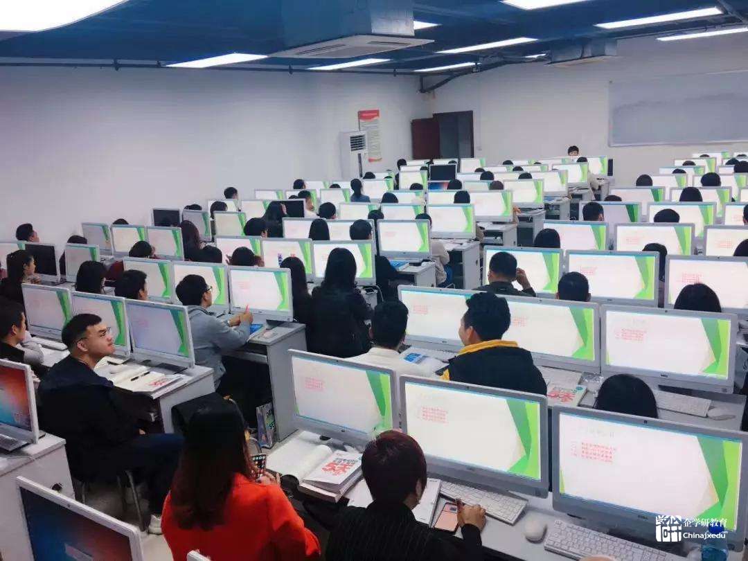 推動職業(yè)院校全面開展職業(yè)培訓